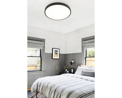 Dormitor cu plafonieră rotundă și pat dublu