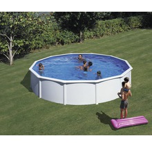 Piscina de familie în grădină cu persoane care se scaldă