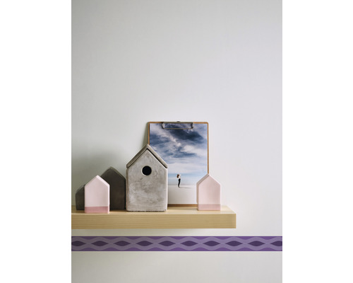 Case miniaturale decorative și o imagine pe un raft.