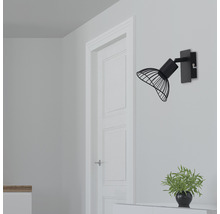 Lumină de perete cu abajur din sârmă în interior