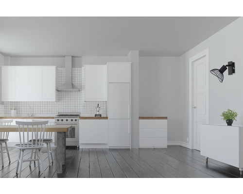 Bucătărie luminoasă cu dulapuri albe, masă din lemn și lampă decorativă de perete