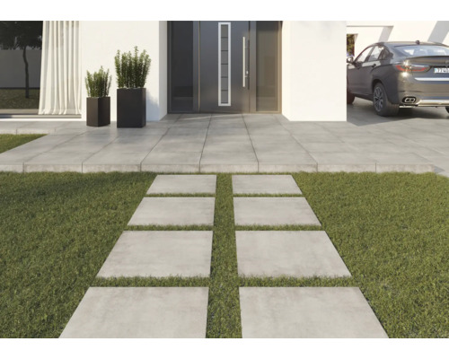 Alei de grădină din plăci de beton în fața unei case cu gazon