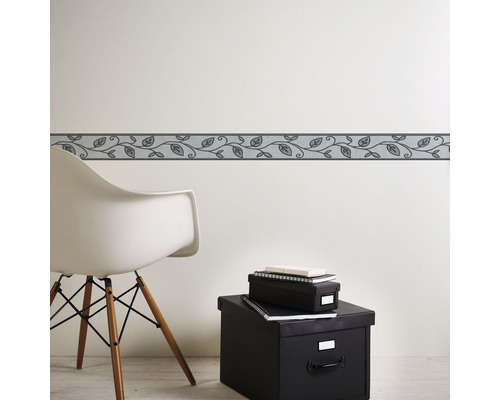 Bordură de perete cu model de frunze în cameră cu scaun și cutii de depozitare