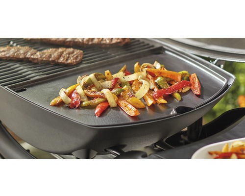 Placă de grătar cu legume și carne pe un grătar