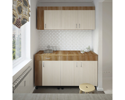 Bucătărie compactă cu dulapuri superioare și inferioare și blat de lemn.