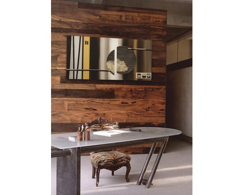 Scenă de birou cu birou, scaun și decorațiuni de perete