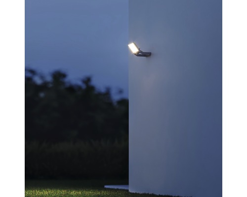 Reflector LED montat pe perete pentru iluminat exterior