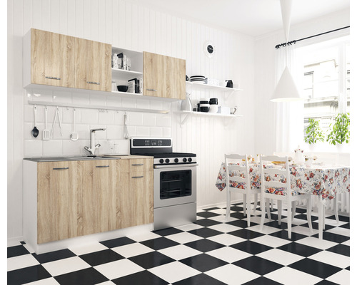 Bucătărie luminoasă cu chicinetă, masă de sufragerie și podea cu model de tablă de șah