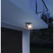 Lumină de exterior cu senzor de mișcare montată pe un perete de casă