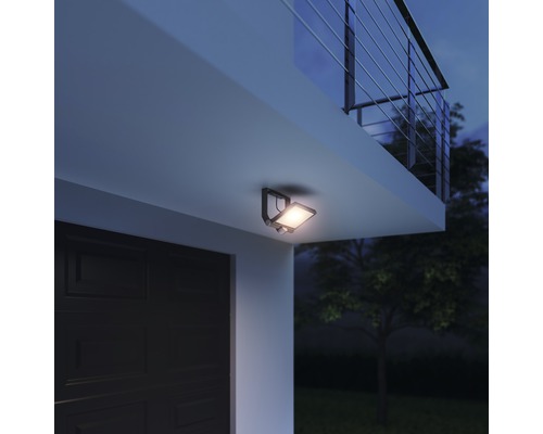 Lumină de exterior cu senzor de mișcare montată pe un perete de casă