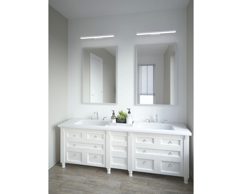 Baie cu chiuvetă dublă, două oglinzi și lămpi