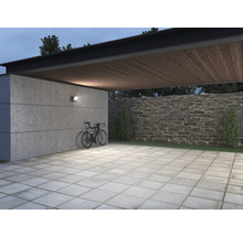Exterior cu perete de beton, zid de piatră, bicicletă și lumină de exterior