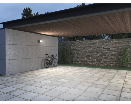 Exterior cu perete de beton, zid de piatră, bicicletă și lumină de exterior