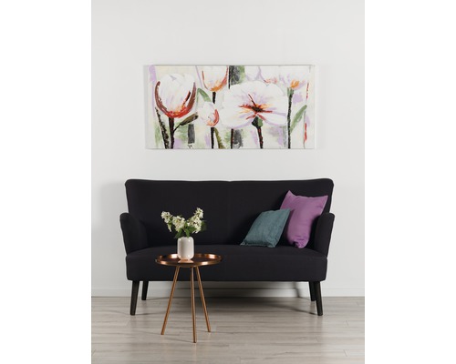 Living cu canapea neagră, măsuță decorativă și tablou cu flori