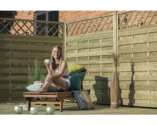 Gard din lemn cu model de romburi și aranjament orizontal în grădină