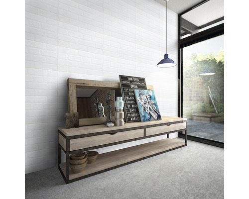 Cameră luminoasă cu gresie de perete albă cu aspect de cărămidă, comodă și fereastră spre grădină