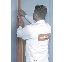 Artizan aplicând chit de rosturi Fermacell pentru chituirea pereților.