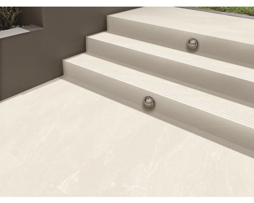 Scară exterioară cu gresie și iluminare integrată