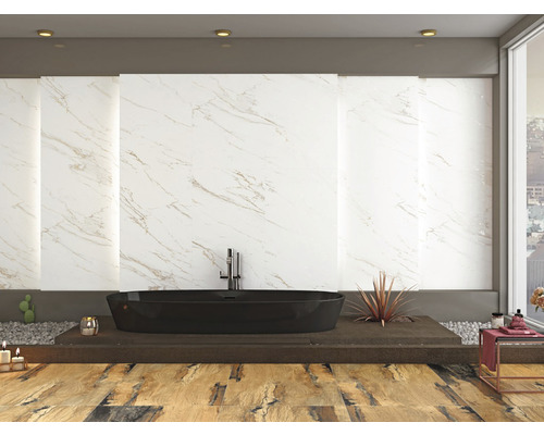 Baie cu cadă neagră în fața unui perete de marmură albă și podea din lemn