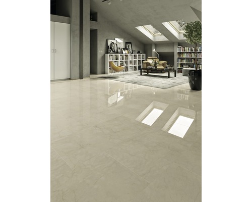 Cameră luminoasă cu gresie lucioasă, bibliotecă și ferestre de mansardă.