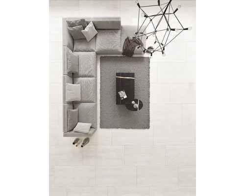 Vedere de sus a unei scene de sufragerie cu canapea de colț modulară, covor, măsuțe de cafea și lampă suspendată