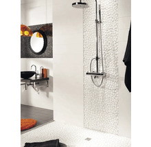 Baie cu duș, chiuvetă și oglindă