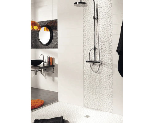 Baie cu duș, chiuvetă și oglindă