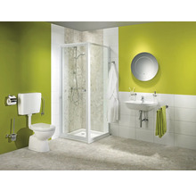 Baie luminoasă cu toaletă, duș, lavoar și oglindă