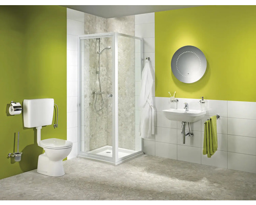 Baie luminoasă cu toaletă, duș, lavoar și oglindă