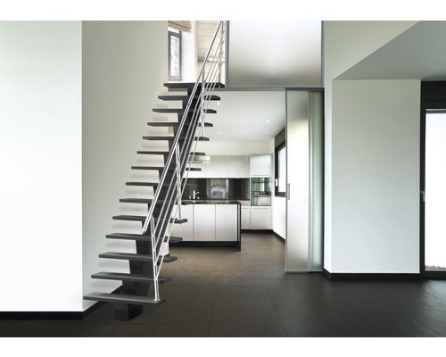 Cameră luminoasă cu scară, bucătărie și ușă glisantă