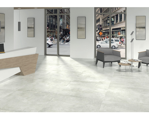 Interior cu gresie, recepție și zonă de relaxare cu vedere spre oraș