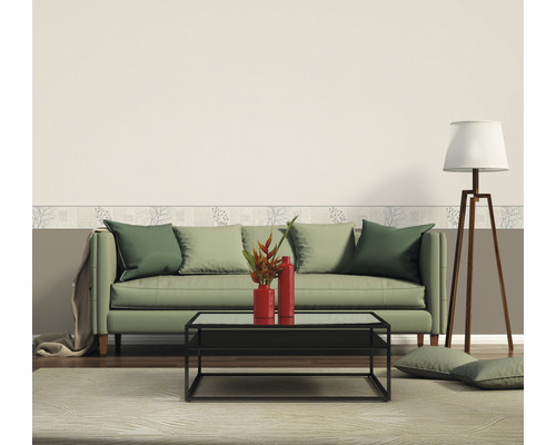 Living cu canapea, măsuță de cafea și lampadar