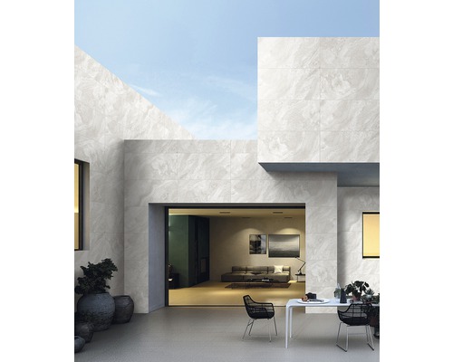 Exterior cu pereți cu gresie, masă și scaune