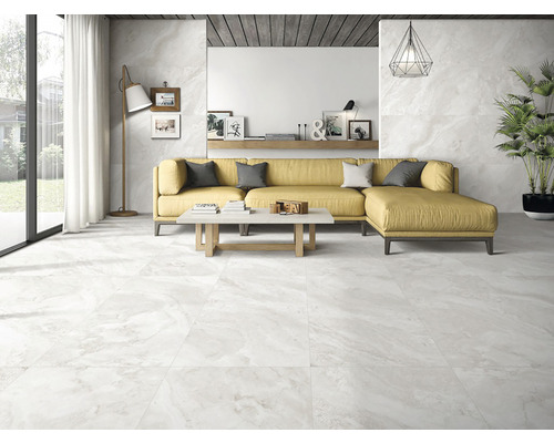 Cameră de zi luminoasă cu canapea, masă și gresie cu aspect de marmură