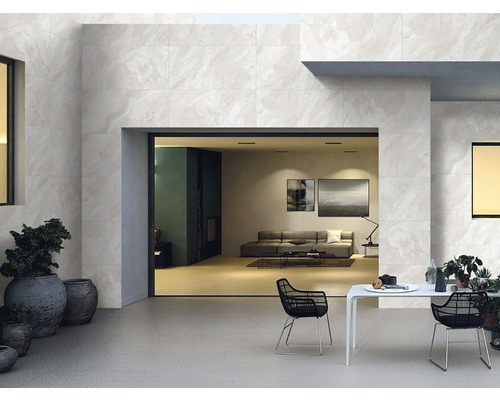 Terasa cu gresie porțelanată, masă și scaune