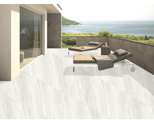 Terasa cu pardoseală de gresie, șezlonguri și vedere la mare