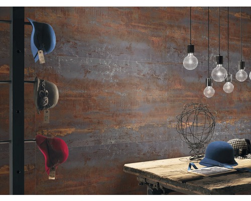 Interior decorativ cu faianță de perete cu aspect de rugină, lămpi suspendate și pălării