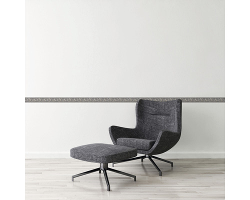 Cameră de zi cu bordură decorativă și fotoliu cu taburet