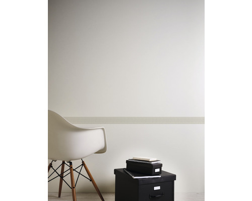 Scenă de cameră cu scaun, bordură de perete și cutii de depozitare