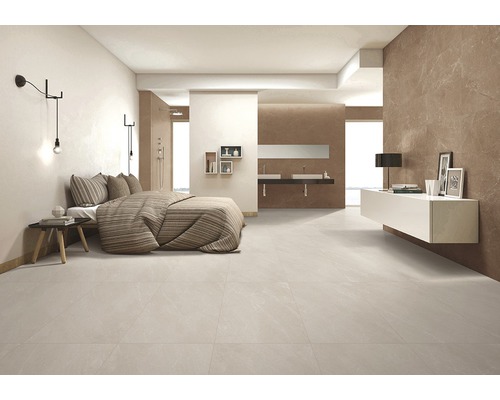 Dormitor luminos cu baie și podea cu gresie.