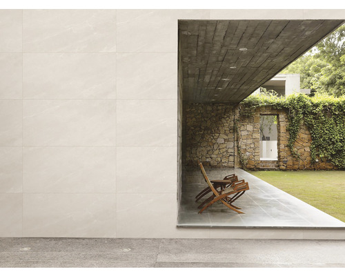 Exterior cu plăci de faianță pe pereți și podea, două scaune din lemn și un zid