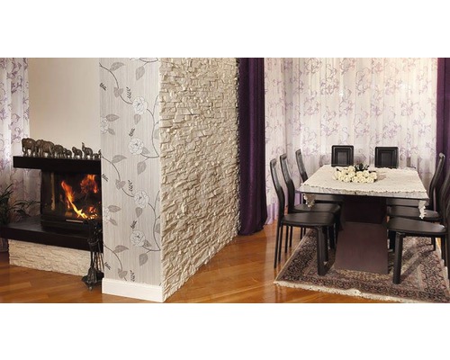 Cameră de zi cu șemineu, masă de sufragerie și placare decorativă a pereților