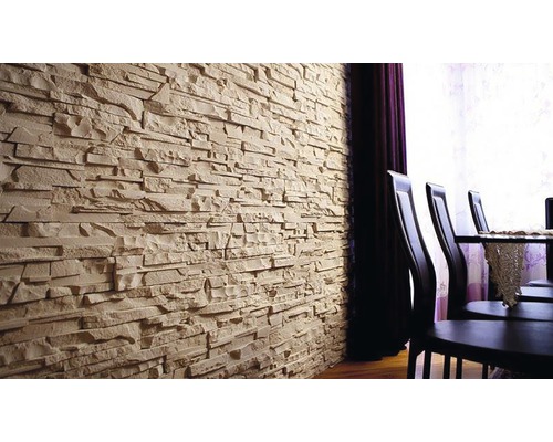 Decor de perete cu panouri de piatră într-o sufragerie