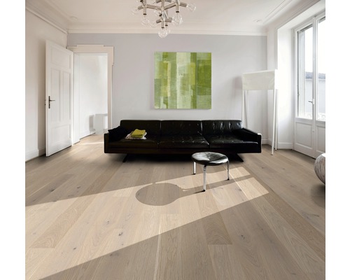 Living luminos cu podea din lemn, canapea și decorațiuni.