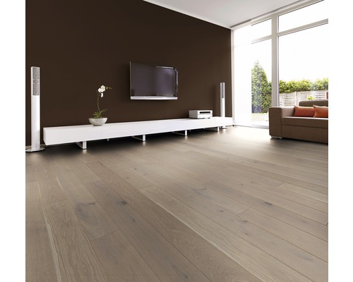 Cameră de zi cu podea de lemn, televizor și canapea