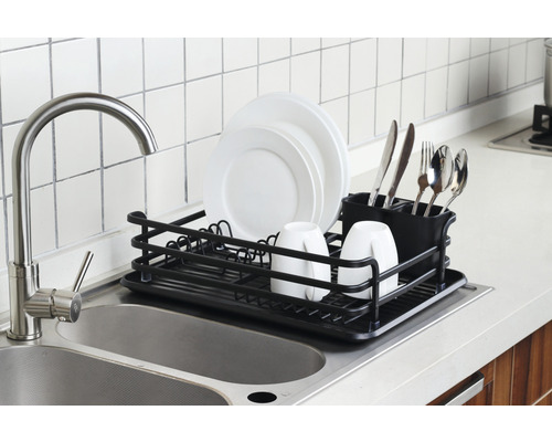 Suport de scurgere pentru vase din metal cu vase pe o chiuvetă