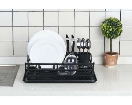 Scurgător de vase cu vase și tacâmuri pe un blat de bucătărie