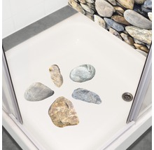 Duș cu motive de pietriș pe podea și pe perete