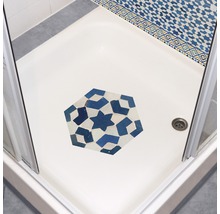 Prim-plan cu cadă de duș cu decor și scurgere