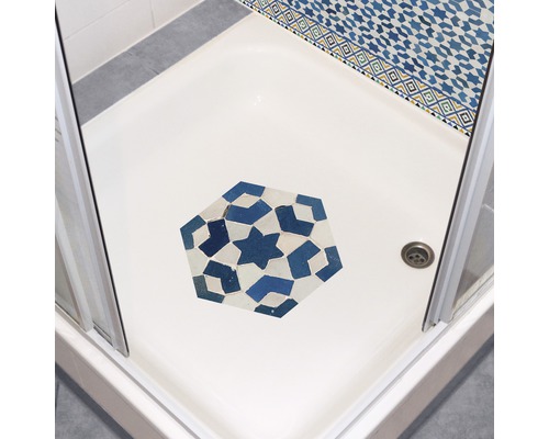 Prim-plan cu cadă de duș cu decor și scurgere